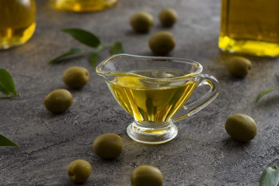 Assortiment huile olive au verre aux olives vertes